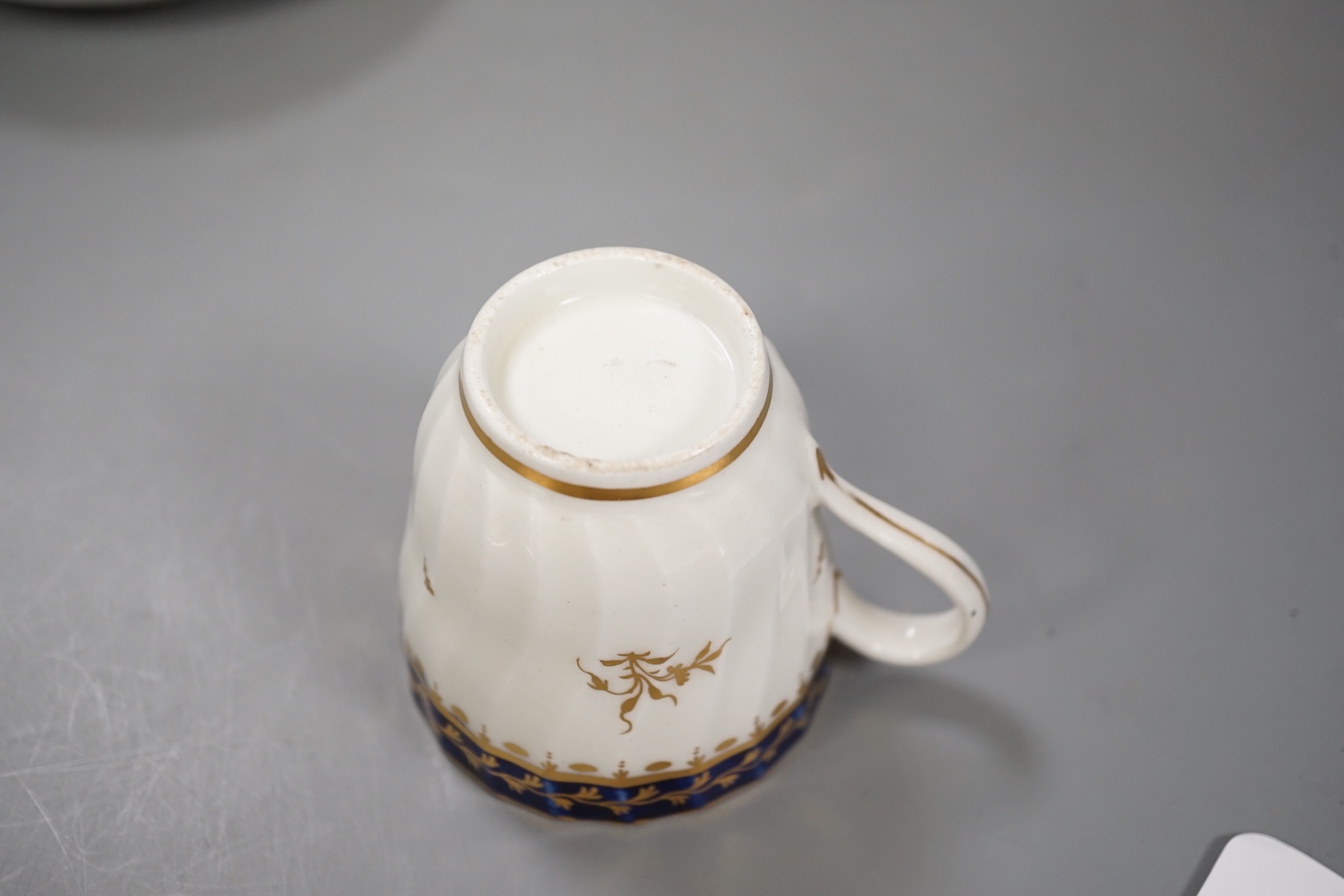 Three flight Worcester shankered teawares two coffee cup and saucers with blue borders and a teabowl and saucer similar c.1790